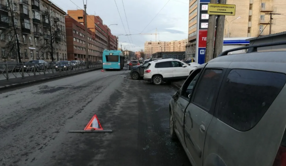 В Петербурге лазурный автобус собрал припаркованные машины